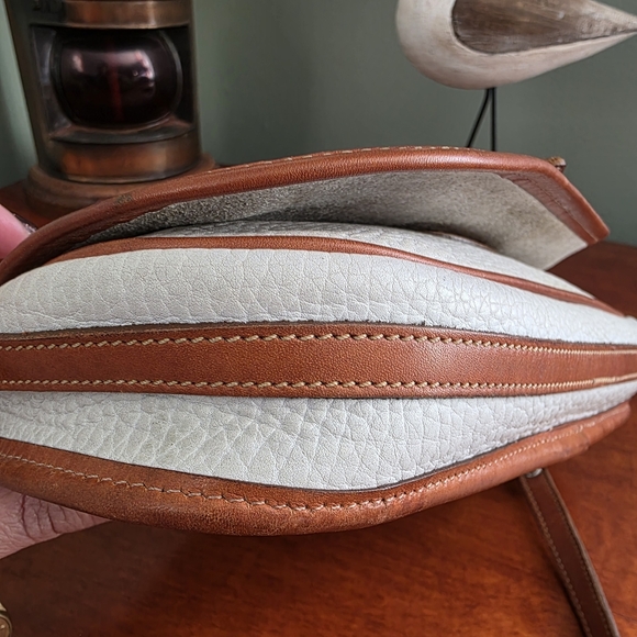 Dooney & Bourke Equestrian Crossbody White Tan Pebbled Leather Bag Vintage 80s - Picture 5 of 16